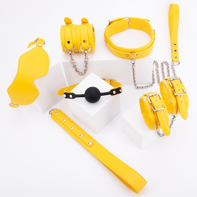 6PCS 럭셔리 노란색 PU 가죽 속박 SM 장난감 키트 수갑 눈 가리개 개그 칼라와 성인 BDSM 플레이를위한 스패킹 채찍