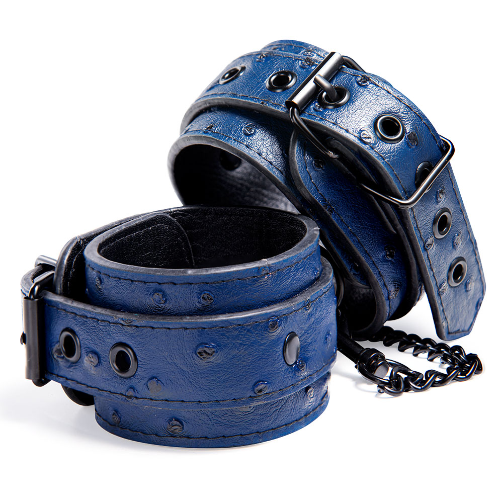 Immersione definitiva con tuta bondage per tutto il corpo e collezione di kit SM per esplorare le dinamiche del potere