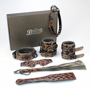 7PSC Orange Diamond Pattern Bondage Kit, een 7-delige set ontworpen om koppels de meest levendige fetisjfantasie&euml;n te ontketenen