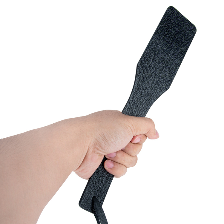 高級二層BDSMパドルは、激しくも安全な感覚プレイのための洗練されたPUレザーを使用しています。